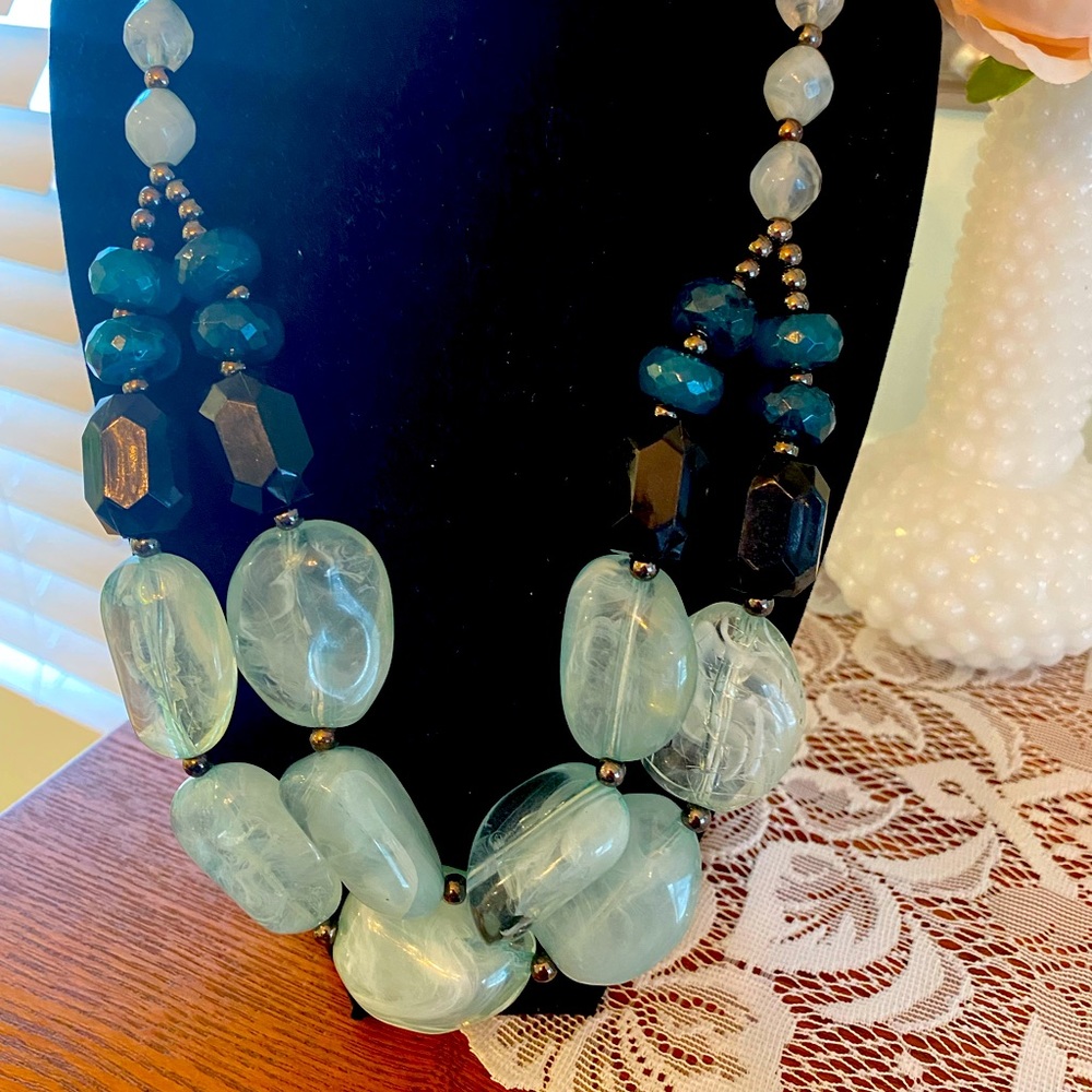 3/$15🎀 FABULOUS GREEN AND BLACK STONE NECKLACE